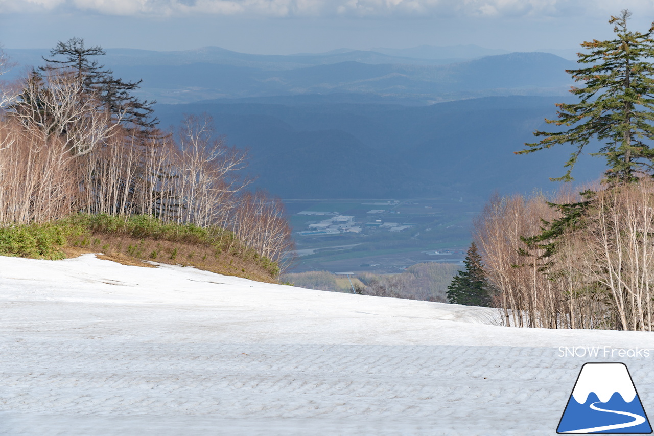 富良野スキー場｜60周年となった2022-2023シーズンの営業は、5月3日（水）まで。融雪が進む中でも懸命のゲレンデ作り…。ありがとう、富良野スキー場！